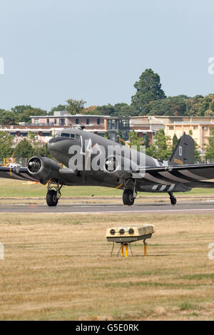 Zweiter Weltkrieg Ära Douglas C-47 (DC-3) Dakota Transportflugzeuge auf der Farnborough International Airshow. Stockfoto