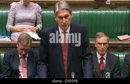 Verteidigungsminister Philip Hammond spricht im Londoner Unterhaus, nachdem er angekündigt hatte, dass die NATO-Truppen gemeinsame Operationen mit afghanischen Soldaten und der Polizei zurückfahren. Stockfoto