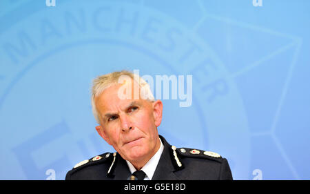 Sir Peter Fahy, der Chefkonstabe der Greater Manchester Polizei, sprach während einer Pressekonferenz im Greater Manchester Polizeihauptquartier, nachdem zwei Polizeifrauen bei einer Schießerei getötet wurden. Stockfoto