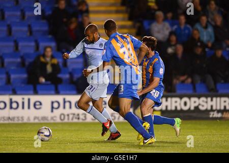 David McGoldrick (links) von Coventry City wird von den Aaron Wildig (rechts) und Michael Hector (Mitte) von Shrewsbury Town gejagt. Stockfoto