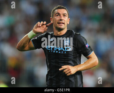 Fußball - UEFA Champions League - Gruppe D - Real Madrid / Manchester City - Santiago Bernabeu. Aleksandar Kolarov von Manchester City feiert das 2. Tor aus einem Freistoß Stockfoto