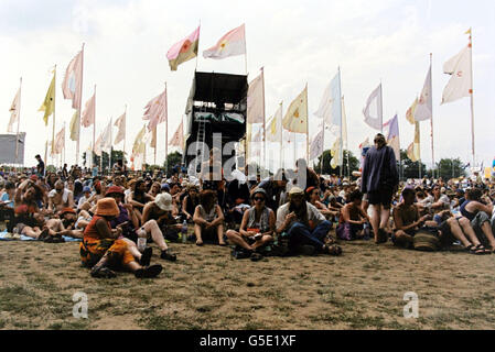 Ein Blick auf die Menge bei Womad, dem Weltfestival für Musik, Kunst und Tanz, das in Reading stattfindet. Stockfoto