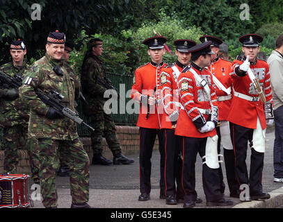 Loyalisten marschieren in einem Stand-off mit britischen Soldaten auf einer Polizeistraße in einem Blitzpunkt-Gebiet von Nord-Belfast aus Protest gegen die Blockierung von ihrer traditionellen Route. * Mitglieder der Apprentice Boys of Derry aus der Gegend haben geschworen, an Polizeilinien in der Nähe des nationalistischen Ardoyne Distrikts zu bleiben, anstatt zur Hauptparade in Londonderry zu gehen. Die Ligoniel Walkers Club Zweigstelle des loyalen Ordens wurde durch eine Entscheidung der Paraden-Kommission daran gehindert, ihre traditionelle Route auf der Crumlin Road nahe dem Schauplatz konfessioneller Unruhen zu passieren. Aber ein Versuch, einen Kompromiss zu vermitteln Stockfoto