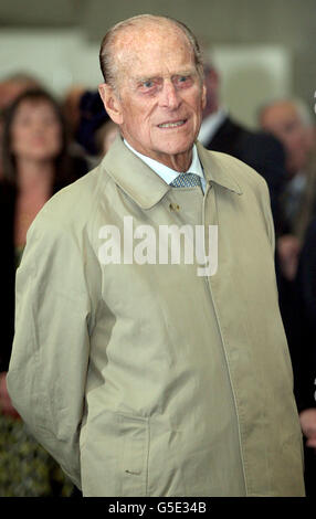 Der Herzog von Edinburgh kommt mit der Queen, um die neue Universitätsbibliothek der Aberdeen University zu eröffnen. Stockfoto