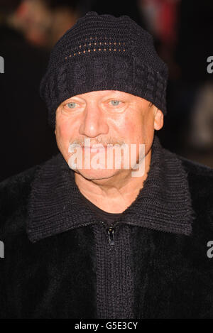 Steven Berkoff kommt bei der Pressenacht für das Beatles-Musical „Let IT Be“ im Prince of Wales Theater im Zentrum von London an. Stockfoto