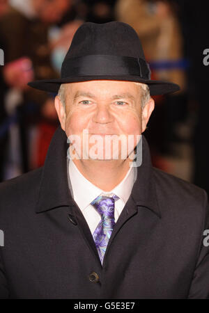 Ian Hislop kommt bei der Pressenacht für das Beatles-Musical „Let IT Be“ im Prince of Wales Theater im Zentrum von London an. Stockfoto