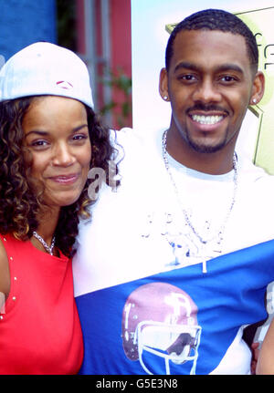 Lynsey France aus Toxteth, Liverpool, ein 25-jähriger Fitnesstrainer, gewann eine landesweite Talentsuche, um einen neuen Moderator für den Musikkanal MTV zu finden. MTV-Moderator Richard Blackwood hat den Gewinner live im Fernsehen bekannt gegeben. * und wird sich jetzt mit Lynsey für ein neues Programm namens MTV On Call zusammenfinden. Stockfoto