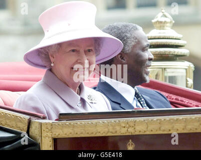 Die Königin begrüßte Präsident Thabo Mbeki zu Beginn des Staatsbesuchs des südafrikanischen Führers in Großbritannien in Windsor. Die Königin und der Präsident fuhren in einem offenen Oberwagen vom Home Park nach Windsor. * der Präsident kam heute Morgen zu einem dreitägigen Staatsbesuch in Großbritannien an. Stockfoto