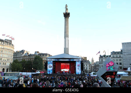 Die Zuschauer beobachten das BT London Live-Event mit den britischen Indie-Rockern Spector im Trafalgar Square, London, vor einer Live-Vorführung der Paralympischen Eröffnungszeremonie in London 2012. Stockfoto