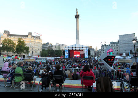 Die Zuschauer beobachten das BT London Live-Event mit den britischen Indie-Rockern Spector im Trafalgar Square, London, vor einer Live-Vorführung der Paralympischen Eröffnungszeremonie in London 2012. Stockfoto