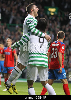 Fußball - UEFA Champions League - Play-offs - Second Leg - Celtic gegen Helsingborg - Celtic Park. Gary Hooper von Celtic feiert das Tor während des UEFA Champions League-Spiels im Celtic Park, Glasgow. Stockfoto