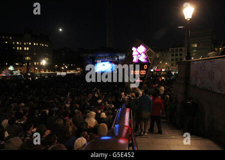 Die Zuschauer beobachten die Vorführung der paralympischen Eröffnungszeremonie von London 2012 beim BT London Live-Event im Trafalgar Square, London. Stockfoto