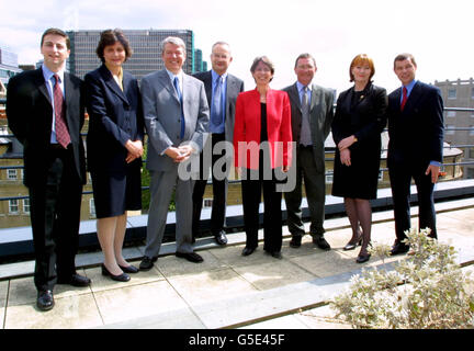 Das neue Ministerteam für Handel und Industrie (L-R) Douglas Alexander Minister für E-Commerce und Wettbewerbsfähigkeit, Parlamentarische Sekretärin Melanie Johnson, Alan Johnson Staatsminister (Beschäftigungsbeziehungen und Regionen). * .. Parlamentarischer Sekretär Lord Sainsbury, Handels- und Industriesekretärin Patricia Hewitt , Brian Wilson, Staatsminister (Industrie & Energie), Handelsministerin Baroness Symons und Parlamentarischer Sekretär Nigel Griffiths, bei einem Fotoanruf auf dem Dach des Ministeriums für Handel und Industrie im Zentrum von London. Stockfoto