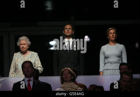 Königin Elizabeth II., die Earl und Gräfin von Wessex bei der Eröffnungsfeier der Paralympischen Spiele 2012 im Olympiastadion in London. Stockfoto