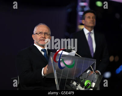 IPC-Präsident Sir Philip Craven (links) und LOCOG-Vorsitzender Sebastian Coe bei der Eröffnungsfeier der Paralympischen Spiele 2012 im Olympiastadion in London. Stockfoto