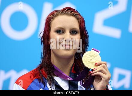 Großbritanniens Jessica-Jane Applegate auf dem Podium mit ihrer Goldmedaille nach dem Women's 200m Freestyle - S14 Finale im Aquatics Centre, London. Stockfoto