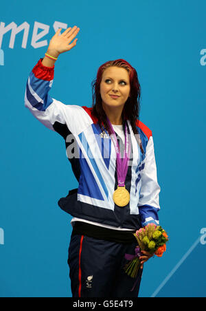 Großbritanniens Jessica-Jane Applegate auf dem Podium mit ihrer Goldmedaille nach dem Women's 200m Freestyle - S14 Finale im Aquatics Centre, London. Stockfoto