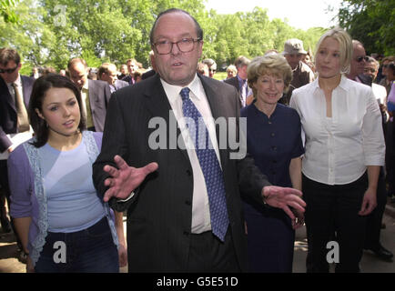 Michael Ancram mit seiner Frau Mary und den Töchtern Claire und Jane (L) gibt seine Führungsrolle in Victoria Gardens, neben dem Parlament, bekannt. Ancram porträtierte sich selbst als Einheitskandidat, als er seine Kampagne startete. * Er sagte Reportern: "Ich hatte keine Kampagne für die Führung der Konservativen geplant. Erst letzte Woche hatte ich nicht darüber nachgedacht zu stehen. Ich möchte heute meinen Namen nennen, weil ich von so vielen Menschen innerhalb und außerhalb des parlaments überzeugt bin, dass ich nicht beiseite stehen kann.“ Stockfoto