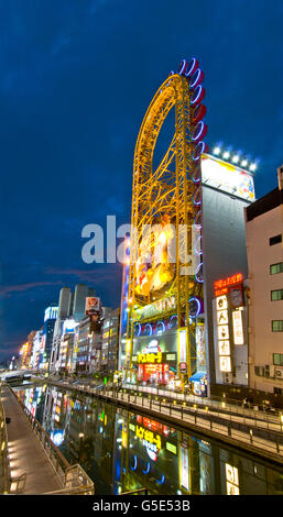 Urban Street Szene in der Nacht, Dotonbori Bezirk, Minami, Osaka, Japan, Asien Stockfoto