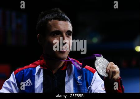 Der britische will Bayley feiert mit seiner Silbermedaille aus Die Herren Single der Klasse 7 Goldmedaille Spiel bei der Excel Arena Stockfoto