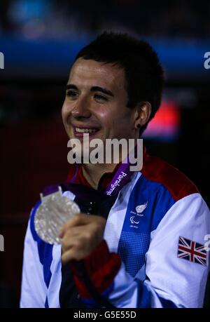 Paralympische Spiele In London - Tag 4. Will Bayley aus Großbritannien feiert mit seiner Silbermedaille aus dem Gold-Medaillenspiel der Herren-Single der Klasse 7 in der Excel Arena Stockfoto