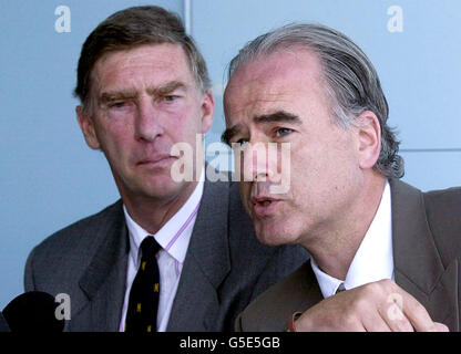 Roger Knight, Sekretär des MCC, und Tim Lamb, Vorsitzender des Enad and Wales Cricket Board, sprachen auf einer Pressekonferenz in Lords, London, über Sicherheitspläne für das NatWest Series Finale am Samstag zwischen Pakistan und Australien. Stockfoto