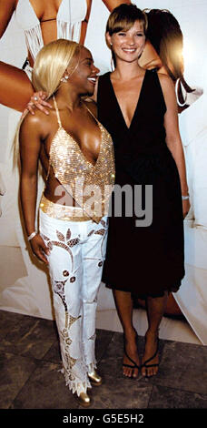 Die amerikanische Rap-Sängerin Lil' Kim (links) und Model Kate Moss bei einem privaten Abendessen im Great Eastern Hotel, London, das zur Feier und Sensibilisierung für den M.A.C AIDS Fund veranstaltet wird. Stockfoto