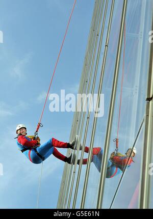 John Caudwall trägt einen Spiderman-Anzug, als er sich aus wohltätigen Zwecken von der Spitze des Shard im Zentrum Londons abseils. Er ist einer von rund 40 Menschen, die sich selbst in Europas höchstem Gebäude für Bildungsorganisationen, dem Outward Bound Trust und dem Royal Marines Charitable Trust Fund, niederlassen. Stockfoto