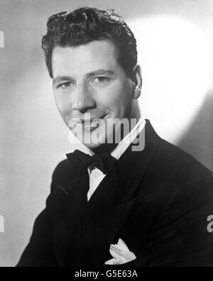 Der in London geborene Komiker Max Bygraves, der sich in der BBC-Sendung „Educating Archie“ einen Namen gemacht hat. Hier im Jahr 1951, bevor er nach Amerika ging, um mit Judy Garland in Variety im Palace Theatre, New York, zu sehen. Das Paar wird das Lied „A couple of Swells“ singen, das Judy mit Fred Astaire im Film „Easter Parade“ sang. Stockfoto