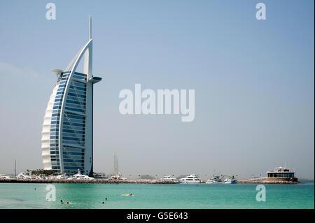 Burj Al Arab Luxushotel am Strand von Jumeirah, Dubai, Vereinigte Arabische Emirate, Naher Osten Stockfoto