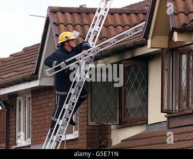 Ein Feuerwehrmann untersucht den Schaden an einem Schlafzimmerfenster im ersten Stock eines Hauses in Droylesden, Tameside, Greater Manchester, wo drei Personen, einer von ihnen ein Kind, starben, als ein Feuer durch ihr Haus fegte. Ein weiteres Kind im Alter von 6 Jahren wurde nach der Rettung ins Krankenhaus gebracht. * von der Flamme, von Nachbarn. Die Polizei sagte, dass das Feuer in einem Schlafzimmer im ersten Stock des Hauses begann, aber es war zu früh, um die Ursache zu kennen. Die Feuerwehrleute wurden kurz vor 2.30 Uhr ins Haus in Drayfields gerufen, die Leichen der Opfer wurden im Inneren entdeckt, nachdem die Rettungskräfte Atemgeräte zum Eintreten benutzt hatten. Stockfoto