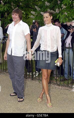 DURAN Duran-Sänger Simon Le Bon und seine Model-Frau Yasmin kommen zur Serpentine Gallery Summer Party im Zentrum von London. Der jährliche Fundraiser für die führende Galerie für zeitgenössische Kunst findet im Pavillon auf dem Gallery Lawn statt. Stockfoto