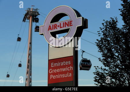 Eine allgemeine Ansicht der Seilbahn der Emirates Airline, die über die Themse von North Greenwich zu den Royal Docks in London fährt. Stockfoto