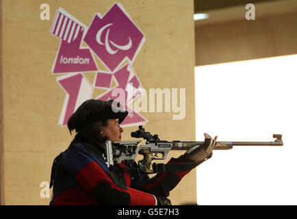 Die britische Karen Butler schießt in der R8-50m Rifle 3-Position SH1-Qualifikation in der Royal Artillery Barracks, London. Stockfoto