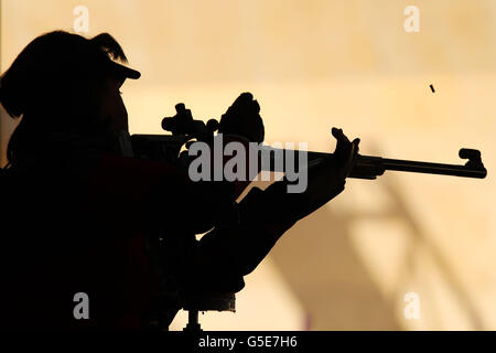 Die britische Karen Butler schießt in der R8-50m Rifle 3-Position SH1-Qualifikation in der Royal Artillery Barracks, London. Stockfoto