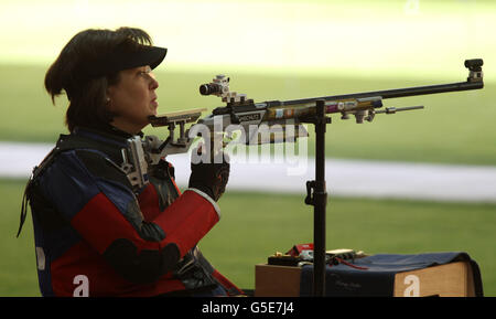 Die britische Karen Butler schießt in der R8-50m Rifle 3-Position SH1-Qualifikation in der Royal Artillery Barracks, London. Stockfoto