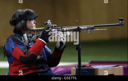 Großbritanniens Karen Butler schießt im R8-50m Rifle 3 Positionen SH1final in der Royal Artillery Barracks, London. Stockfoto