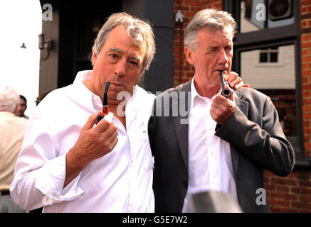 Terry Jones (links) und Michael Palin nehmen an der Enthüllung einer Tafel der britischen Comedy-Gesellschaft vor dem Angel Inn in Highgate, London, Teil, die dem ehemaligen Monty Python-Star Graham Chapman gewidmet ist. Stockfoto