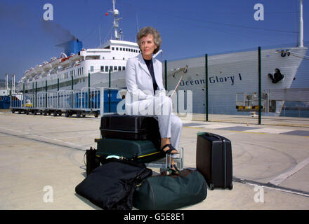 Frau Diane Hawkins von Deal in Kent sitzt vor dem Kreuzschiff Ocean Glory, das im westlichen Dock in Dover sitzt, nachdem es als ungeeignet zum Segeln angesehen wurde. *...Inspektoren der Maritime and Coastguard Agency fanden Mängel, einschließlich Probleme mit Brandschutztüren und -Schläuchen im Maschinenraum und minderwertiger Passagierunterkünfte, so Dover Coastguard. Diejenigen, die von Lissabon nach Großbritannien gesegelt waren, warnten andere davor, in die norwegischen Fjorde zu reisen, dass das Schiff unsicher sei. Siehe PA Story SEA Ship. Foto: Peter J Jordan. Stockfoto