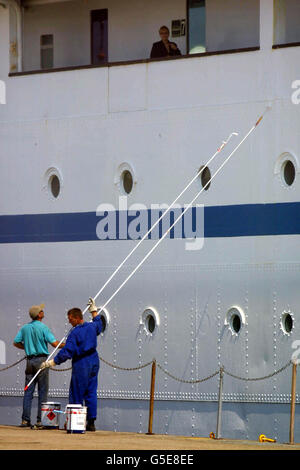 Arbeiter malen die Seite des Kreuzfahrtschiffes Ocean Glory, wie es im westlichen Dock in Dover sitzt, nachdem es als ungeeignet zum Segeln angesehen wurde. Etwa 600 Briten wurden aufgefordert, das Schiff in Dover zu verlassen, nachdem eine Inspektion mehrere schwerwiegende Fehler mit dem Schiff entdeckt. *...Inspektoren der Maritime and Coastguard Agency haben Mängel, einschließlich Probleme mit Brandschutztüren und -Schläuchen im Maschinenraum und unternormalen Passagierunterkünften, laut Dover Coastguard festgestellt. Diejenigen, die von Lissabon nach Großbritannien gesegelt waren, warnten andere davor, in die norwegischen Fjorde zu reisen, dass das Schiff unsicher sei. Siehe PA Stockfoto