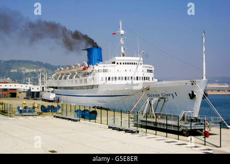 Das Kreuzfahrtschiff Ocean Glory, wie es im westlichen Dock in Dover sitzt, nachdem es als ungeeignet zum Segeln angesehen wurde. Etwa 600 Briten wurden aufgefordert, die Ocean Glory 1 in Dover zu verlassen, nachdem eine Inspektion mehrere schwerwiegende Fehler mit dem Schiff entdeckt. *...Inspektoren der Maritime and Coastguard Agency haben Mängel, einschließlich Probleme mit Brandschutztüren und -Schläuchen im Maschinenraum und unternormalen Passagierunterkünften, laut Dover Coastguard festgestellt. Diejenigen, die von Lissabon nach Großbritannien gesegelt waren, warnten andere davor, in die norwegischen Fjorde zu reisen, dass das Schiff unsicher sei. Siehe PA Story SEESCHIFF. Stockfoto