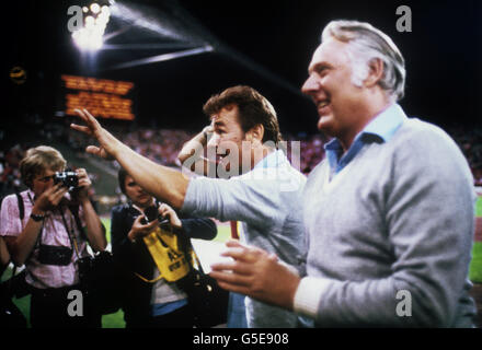 Fußball - EM-Finale - Nottingham Forest / Malmö - Olympiastadion, München. Brian Clough (links), Waldmanager von Nottingham, und sein Assistent Peter Taylor (rechts) feiern den Sieg im Europapokal Stockfoto