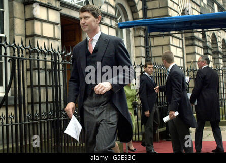 Tim Laurence, der Ehemann von Prinzessin Anne, verlässt die St. Giles Cathedral in Edinburgh, wo die Prinzessin Royal als Königliche Dame und Ritter des Ordens der Thistle installiert wurde. Stockfoto