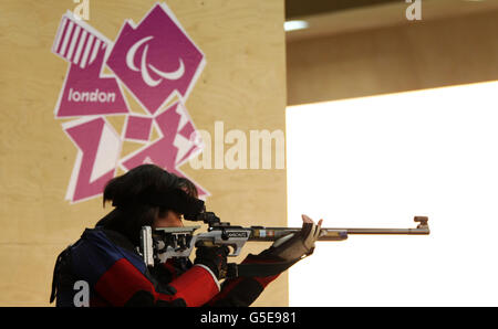 Die britische Karen Butler schießt in der R8-50m Rifle 3-Position SH1-Qualifikation in der Royal Artillery Barracks, London. Stockfoto