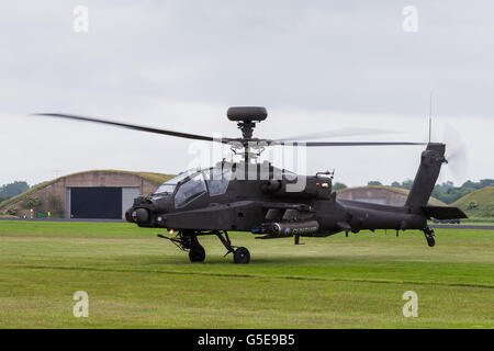 Apache abhebt vom Rasen Stockfoto