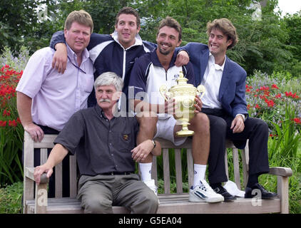 KEINE KOMMERZIELLE NUTZUNG: Goran Ivanisevic aus Kroatien mit seiner Familie, einschließlich seines Vaters Srdjan (vorne), feiert mit der Trophäe, nachdem er den australischen Pat Rafter beim Herrenfinale der Lawn Tennis Championships 2001 in Wimbledon, London, Montag, den 9. Juli 2001 besiegt hat. Ivanisevic gewann 6-3, 3-6, 6-3, 2-6, 9-7 .**EDI** PA Foto : Rebecca Naden Stockfoto