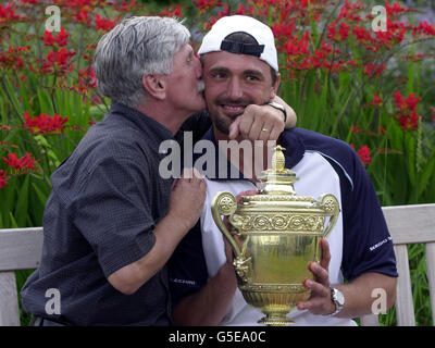 KEINE KOMMERZIELLE NUTZUNG: Goran Ivanisevic aus Kroatien feiert mit seinem Vater Srdjan und die Trophäe, nachdem er den Australier Pat Rafter beim Herrenfinale der Lawn Tennis Championships 2001 in Wimbledon, London, besiegt hat. Ivanisevic gewann 6-3, 3-6, 6-3, 2-6, 9-7 . Stockfoto