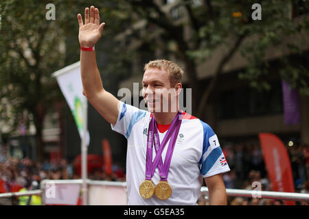 Der britische Olympiasieger Sir Chris Hoy winkt der Menge während der Olympischen und Paralympischen Team-GB-Siegesparade für die Athleten des Teams GB und der Paralympischen GB in London zu. Stockfoto