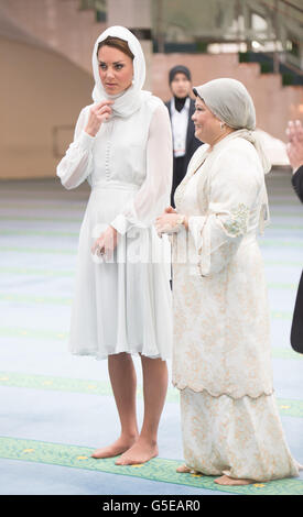 Die Herzogin von Cambridge besucht die Assyakirin-Moschee in Kuala Lumpur, als Teil einer neuntägigen Tour durch den Fernen Osten und den Südpazifik, mit dem Herzog von Cambridge, zu Ehren des Diamantenjubiläums der Königin. Stockfoto