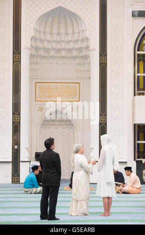 Die Herzogin von Cambridge besucht die Assyakirin-Moschee in Kuala Lumpur, als Teil einer neuntägigen Tour durch den Fernen Osten und den Südpazifik, mit dem Herzog von Cambridge, zu Ehren des Diamantenjubiläums der Königin. Stockfoto